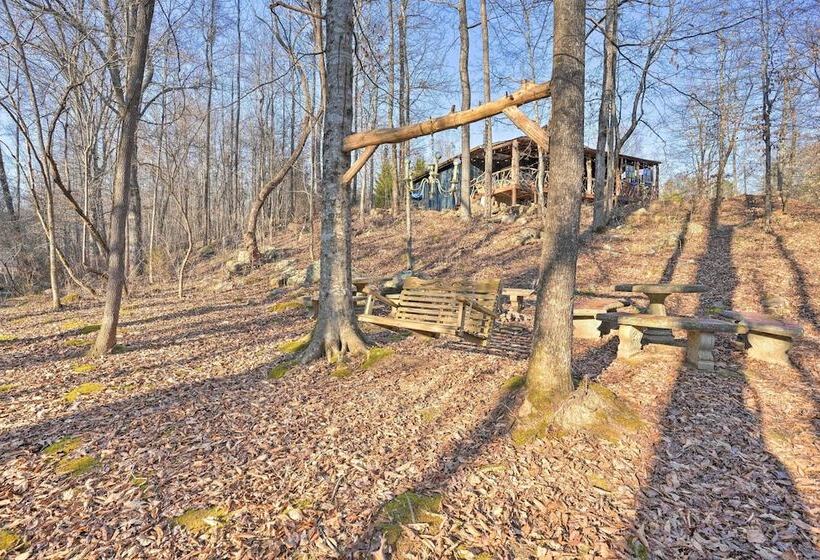 Cozy Summerville Cabin: Private Hot Tub, Fire Pit!