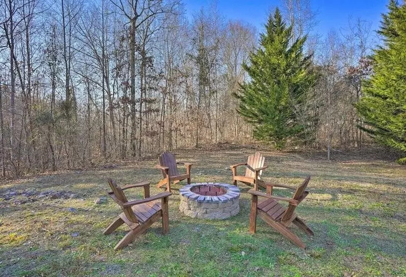 Cozy Summerville Cabin: Private Hot Tub, Fire Pit!