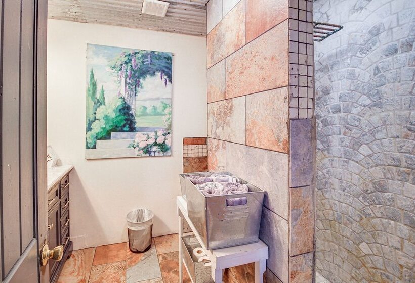 Cozy Summerville Cabin: Private Hot Tub, Fire Pit!