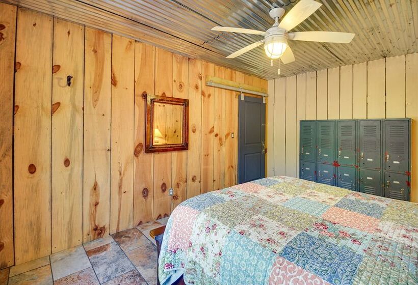 Cozy Summerville Cabin: Private Hot Tub, Fire Pit!