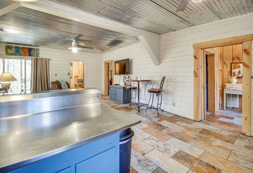 Cozy Summerville Cabin: Private Hot Tub, Fire Pit!