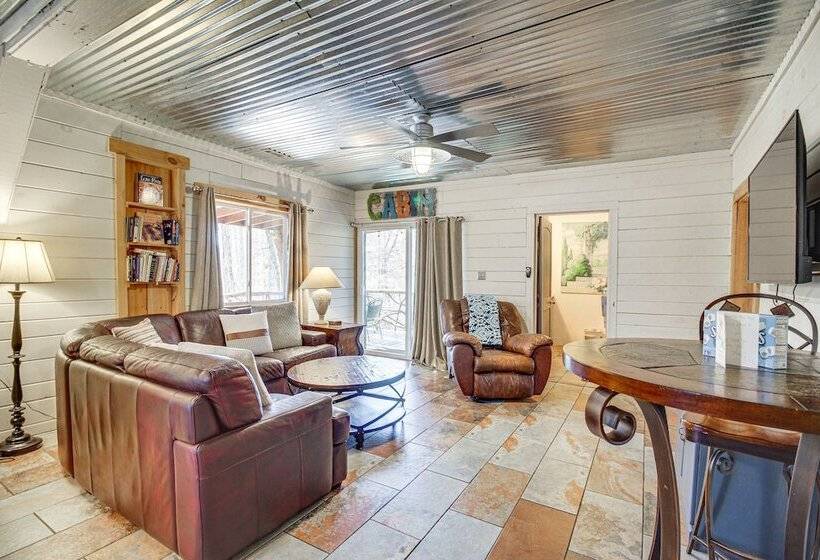 Cozy Summerville Cabin: Private Hot Tub, Fire Pit!