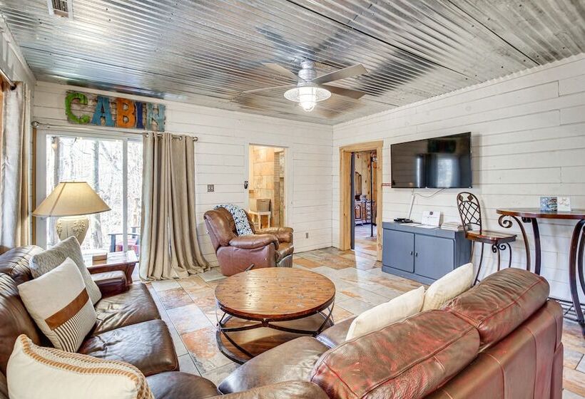 Cozy Summerville Cabin: Private Hot Tub, Fire Pit!