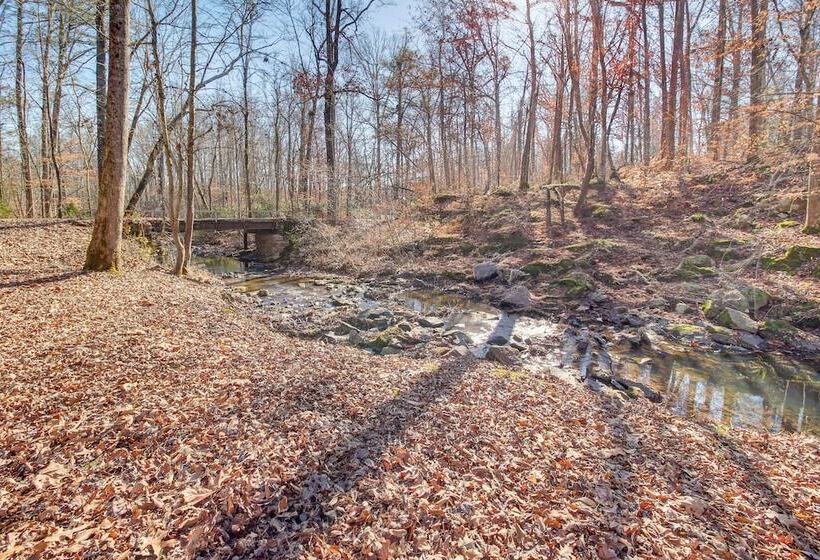 Cozy Summerville Cabin: Private Hot Tub, Fire Pit!