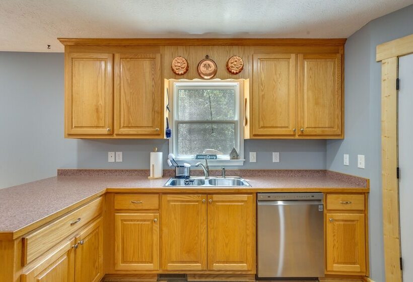 Dreamy Dahlonega Cabin W/ Deck & Fireplace!