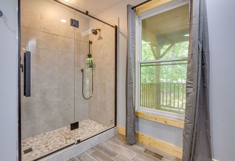 Dreamy Dahlonega Cabin W/ Deck & Fireplace!