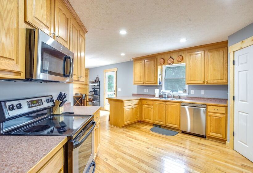 Dreamy Dahlonega Cabin W/ Deck & Fireplace!