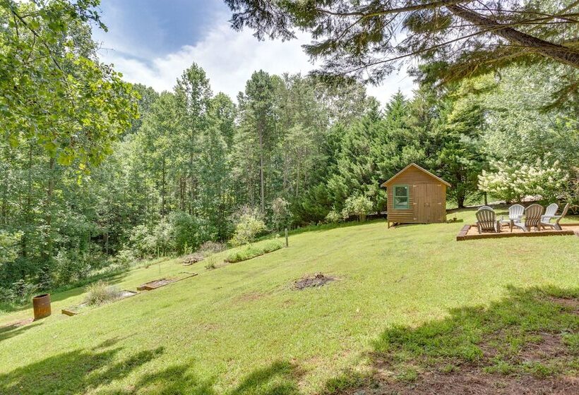 Dreamy Dahlonega Cabin W/ Deck & Fireplace!