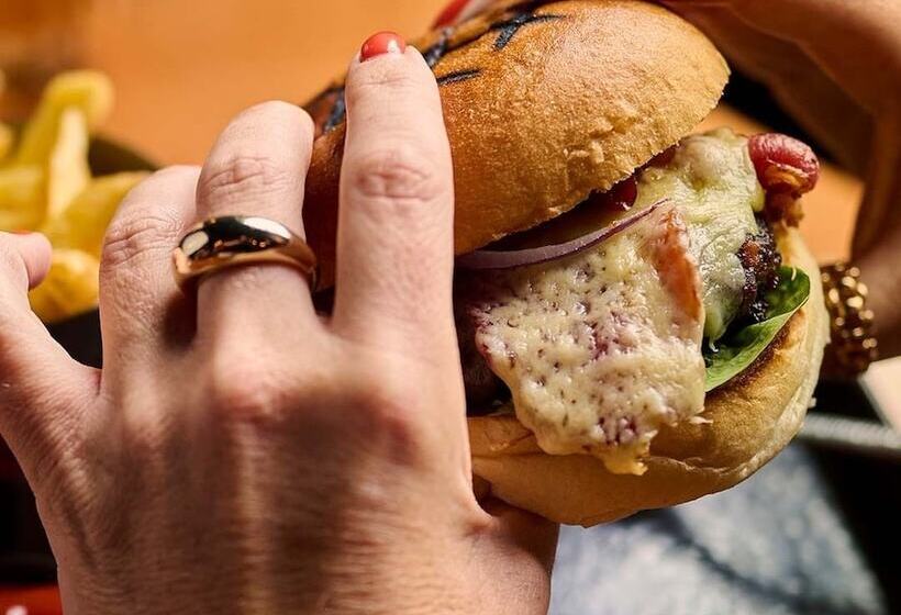 酒店 Funky Monk Restaurant And Rooms