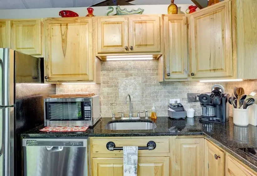 Jasper Hideaway W/ Spacious Deck + Community Pool
