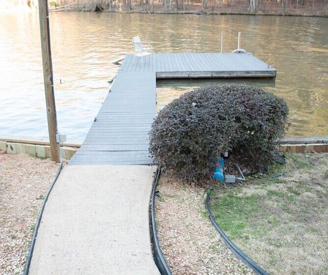 Lakefront Cottage W/ Private Hot Tub!