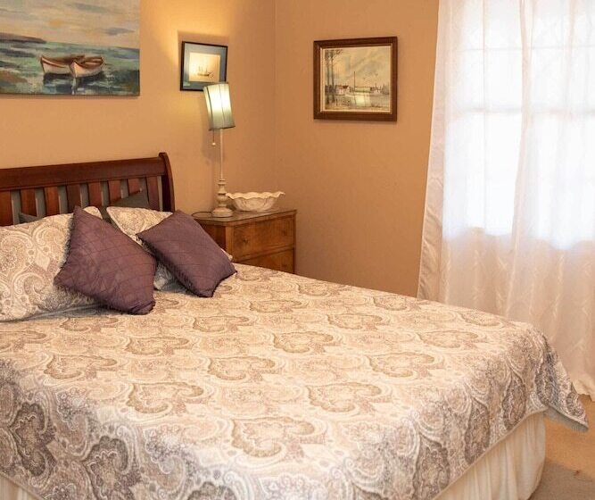 Lakefront Cottage W/ Private Hot Tub!