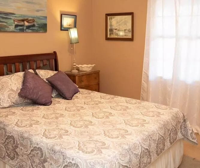 Lakefront Cottage W/ Private Hot Tub!