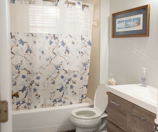 Lakefront Cottage W/ Private Hot Tub!