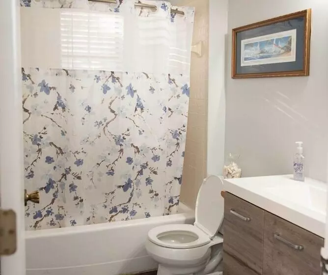 Lakefront Cottage W/ Private Hot Tub!