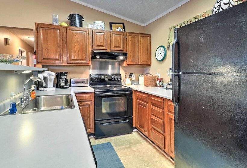 Lakefront Cottage W/ Private Hot Tub!