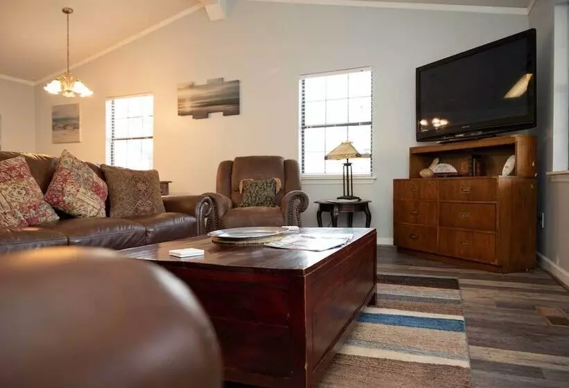 Lakefront Cottage W/ Private Hot Tub!