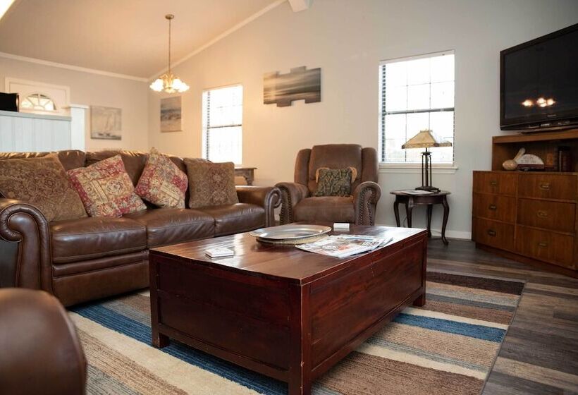 Lakefront Cottage W/ Private Hot Tub!