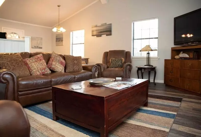 Lakefront Cottage W/ Private Hot Tub!