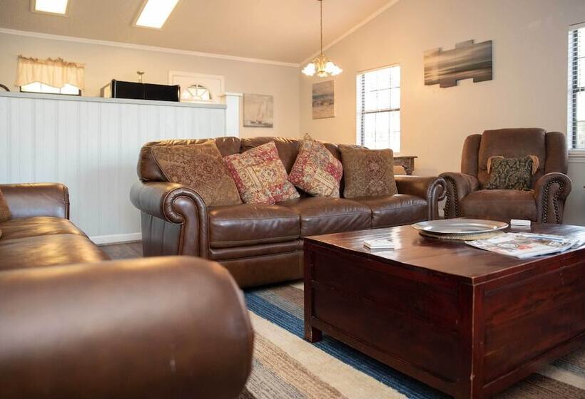 Lakefront Cottage W/ Private Hot Tub!