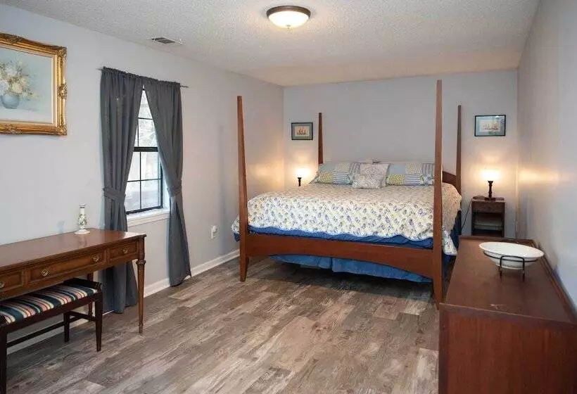 Lakefront Cottage W/ Private Hot Tub!