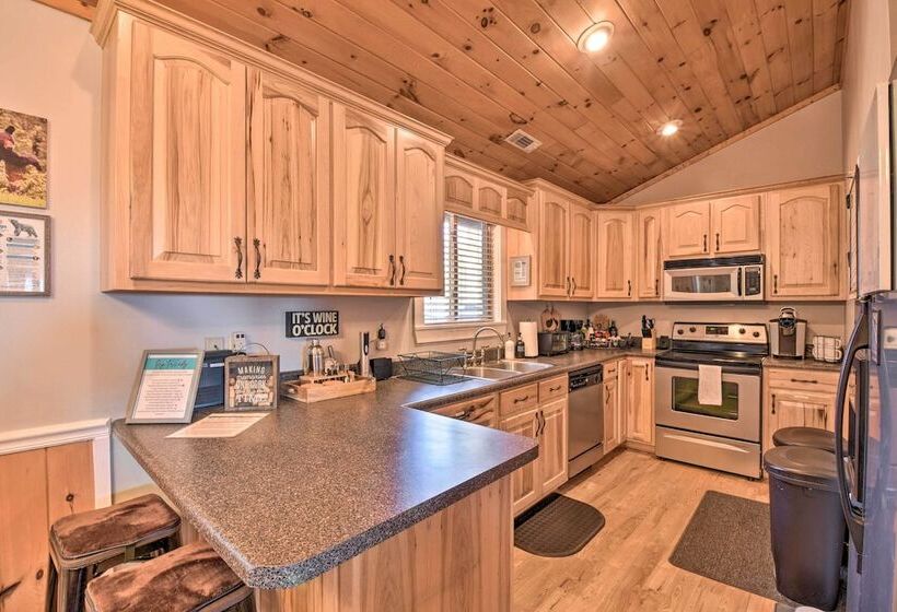 Lakemont Mountain Cabin W/ Game Room & Hot Tub!