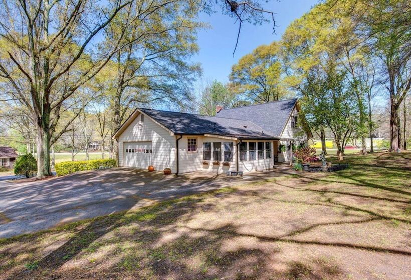 Lush Covington Home W/ Patio ~ 32 Mi To Atlanta!