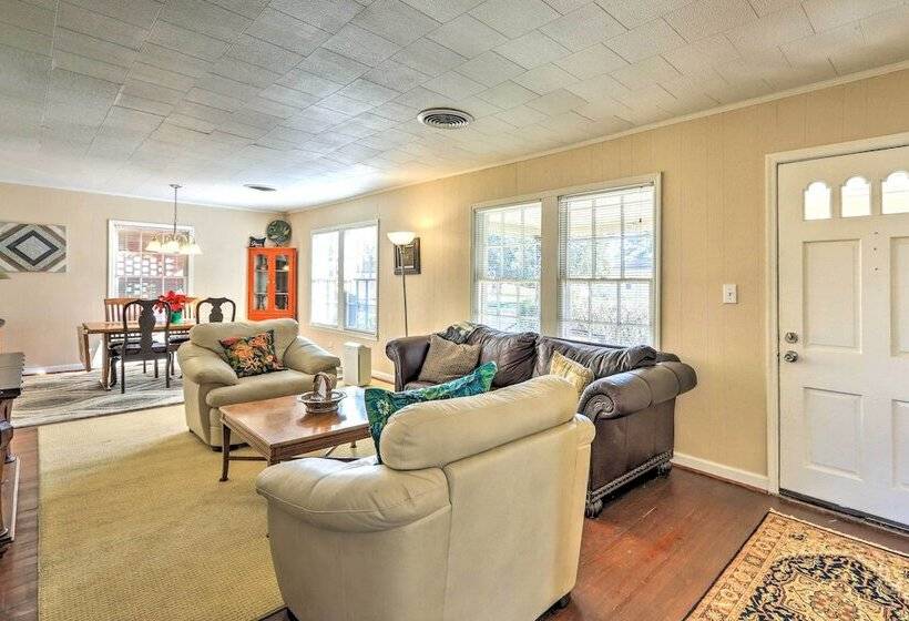 Lutherville Home Close To Shopping + More!