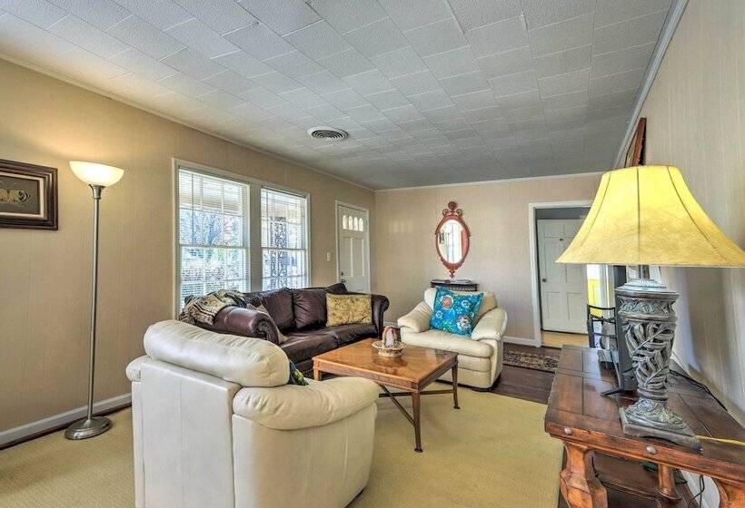 Lutherville Home Close To Shopping + More!