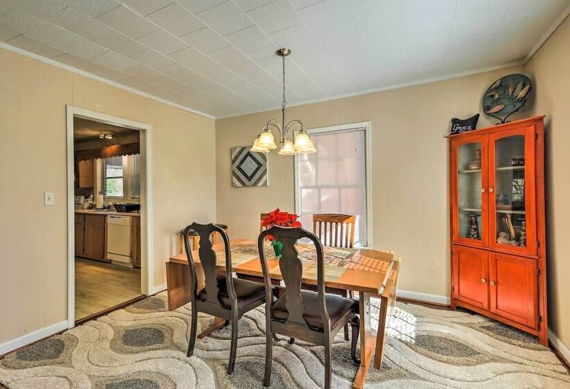 Lutherville Home Close To Shopping + More!