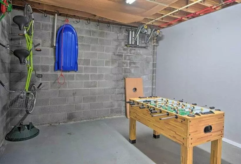 Luxe Jasper Cabin W/ Deck + Blue Ridge Mtn Views!