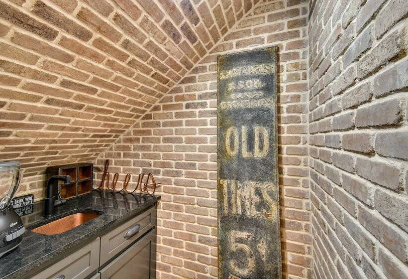 Luxurious Clarkesville Cabin W/ Decks & Fire Pit