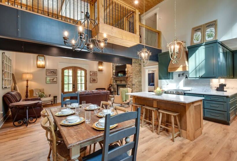 Luxurious Clarkesville Cabin W/ Decks & Fire Pit