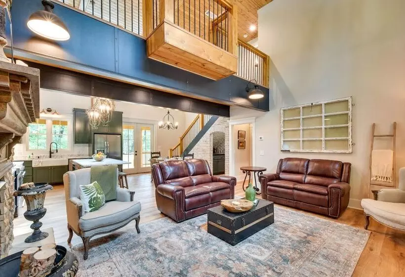 Luxurious Clarkesville Cabin W/ Decks & Fire Pit