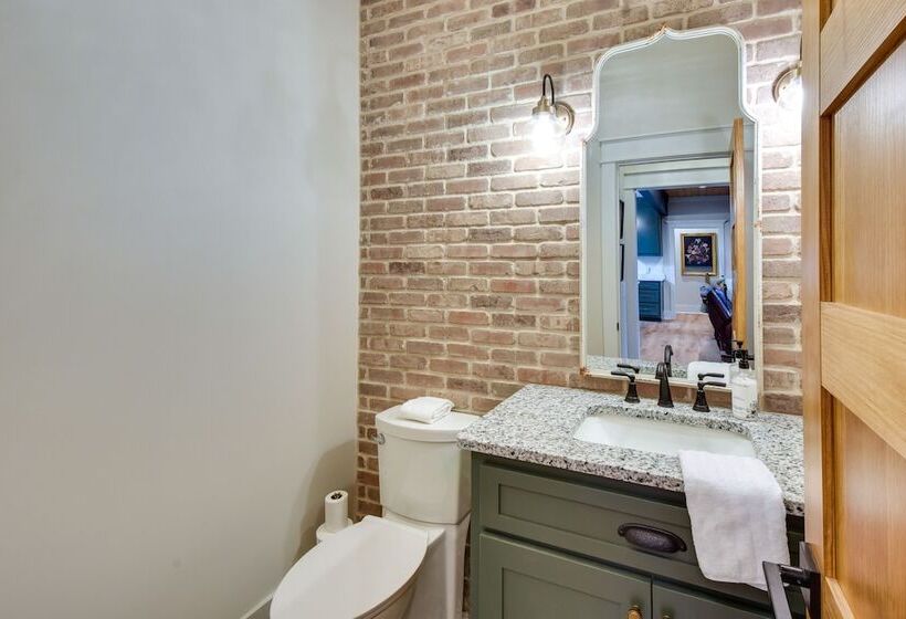 Luxurious Clarkesville Cabin W/ Decks & Fire Pit