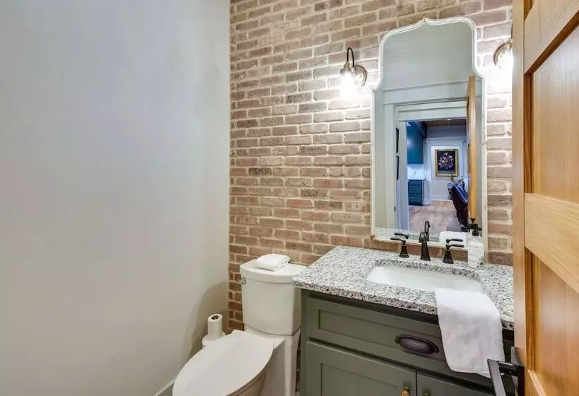 Luxurious Clarkesville Cabin W/ Decks & Fire Pit