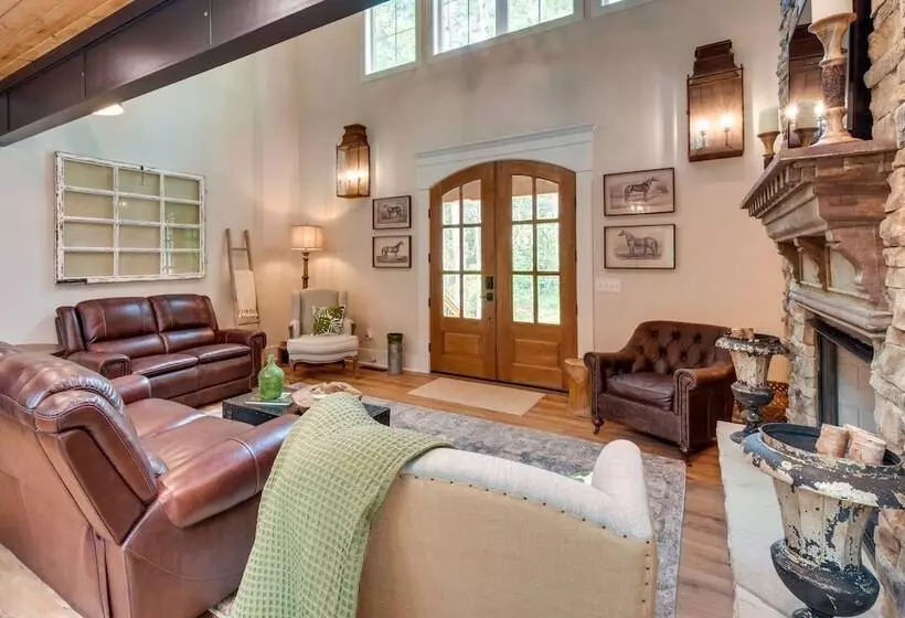 Luxurious Clarkesville Cabin W/ Decks & Fire Pit