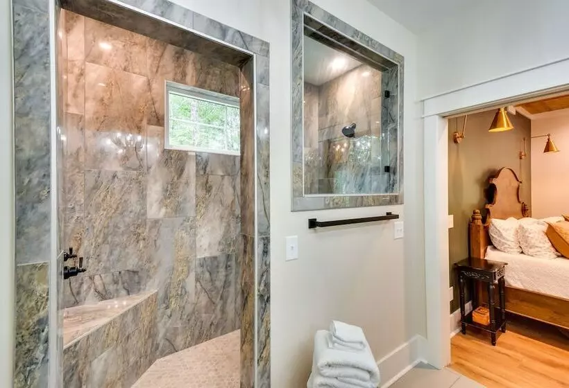 Luxurious Clarkesville Cabin W/ Decks & Fire Pit