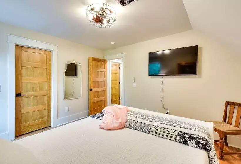 Luxurious Clarkesville Cabin W/ Decks & Fire Pit