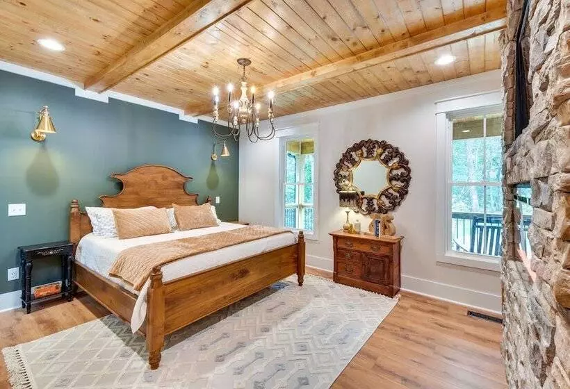 Luxurious Clarkesville Cabin W/ Decks & Fire Pit