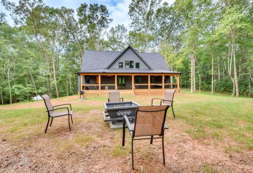 Luxurious Clarkesville Cabin W/ Decks & Fire Pit