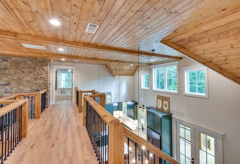 Luxurious Clarkesville Cabin W/ Decks & Fire Pit