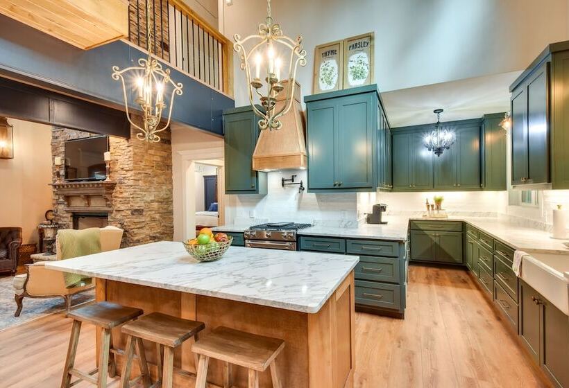 Luxurious Clarkesville Cabin W/ Decks & Fire Pit