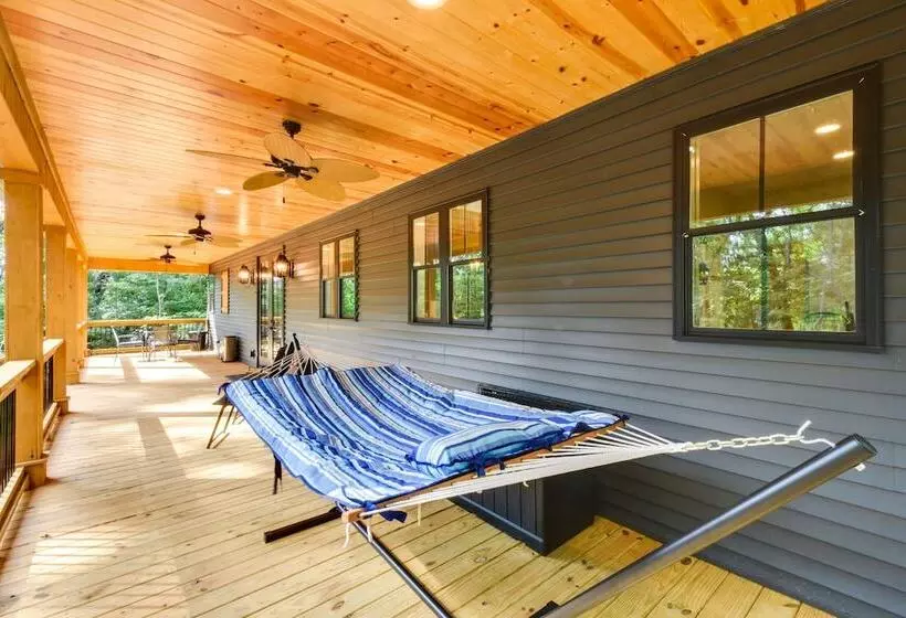 Luxurious Clarkesville Cabin W/ Decks & Fire Pit