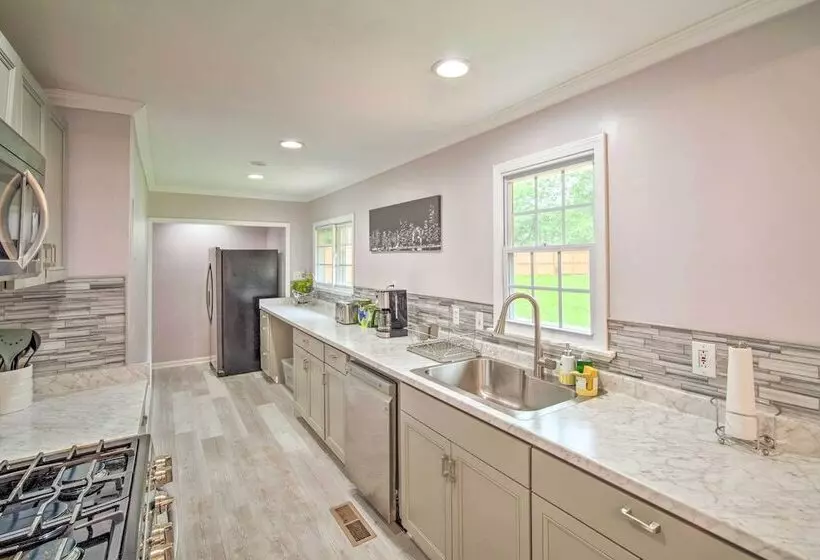 Picturesque Kennesaw Home W/ Private Backyard