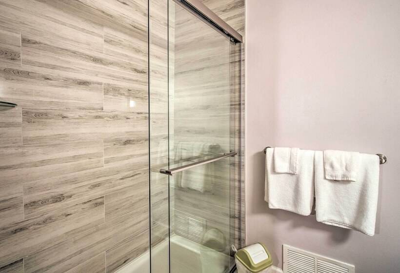 Picturesque Kennesaw Home W/ Private Backyard