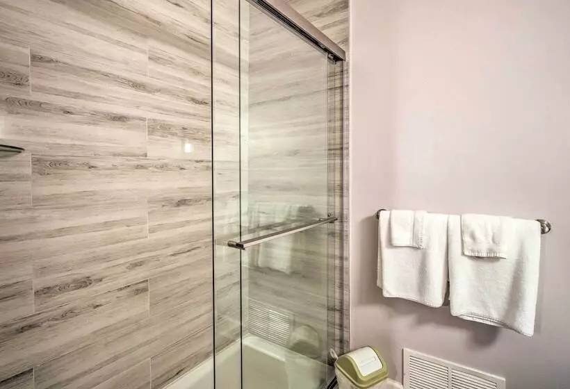 Picturesque Kennesaw Home W/ Private Backyard