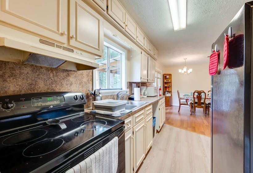 Quiet Columbus Home W/ Private Deck & Grill!