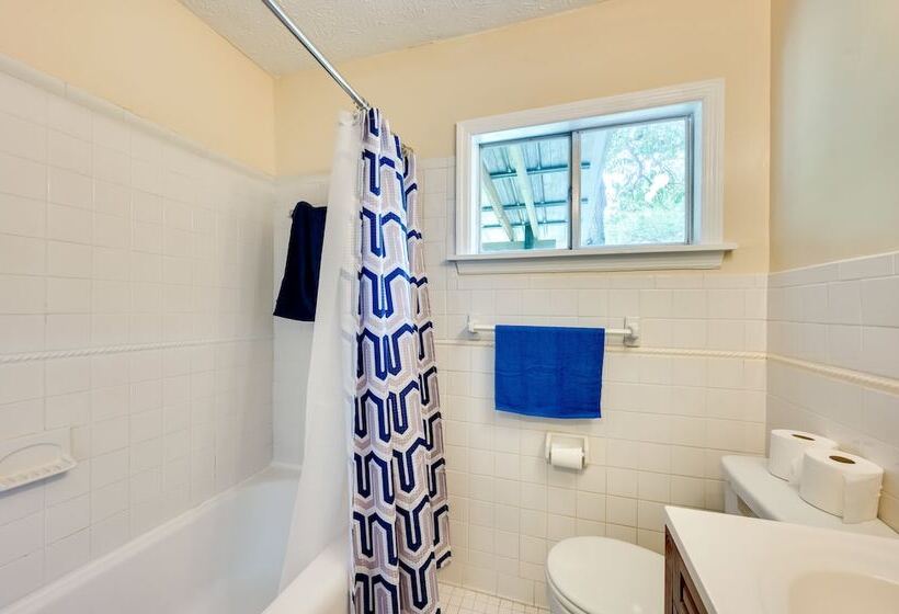 Quiet Columbus Home W/ Private Deck & Grill!