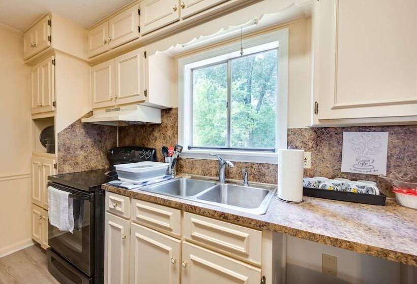 Quiet Columbus Home W/ Private Deck & Grill!